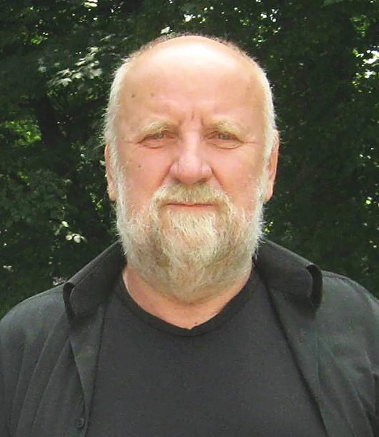 Porträt von Adam Myjak (1947–2025) – Gedenkseite