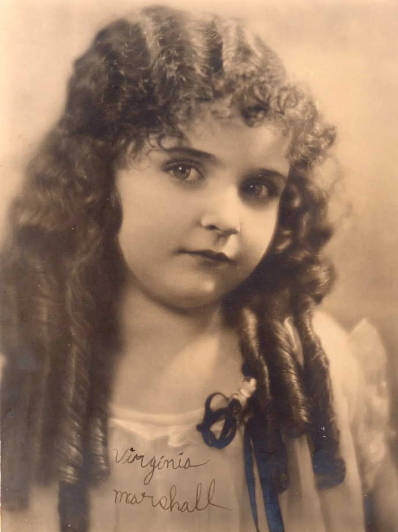 Portrait of Virginia Marshall (1918–1982) – memorial page