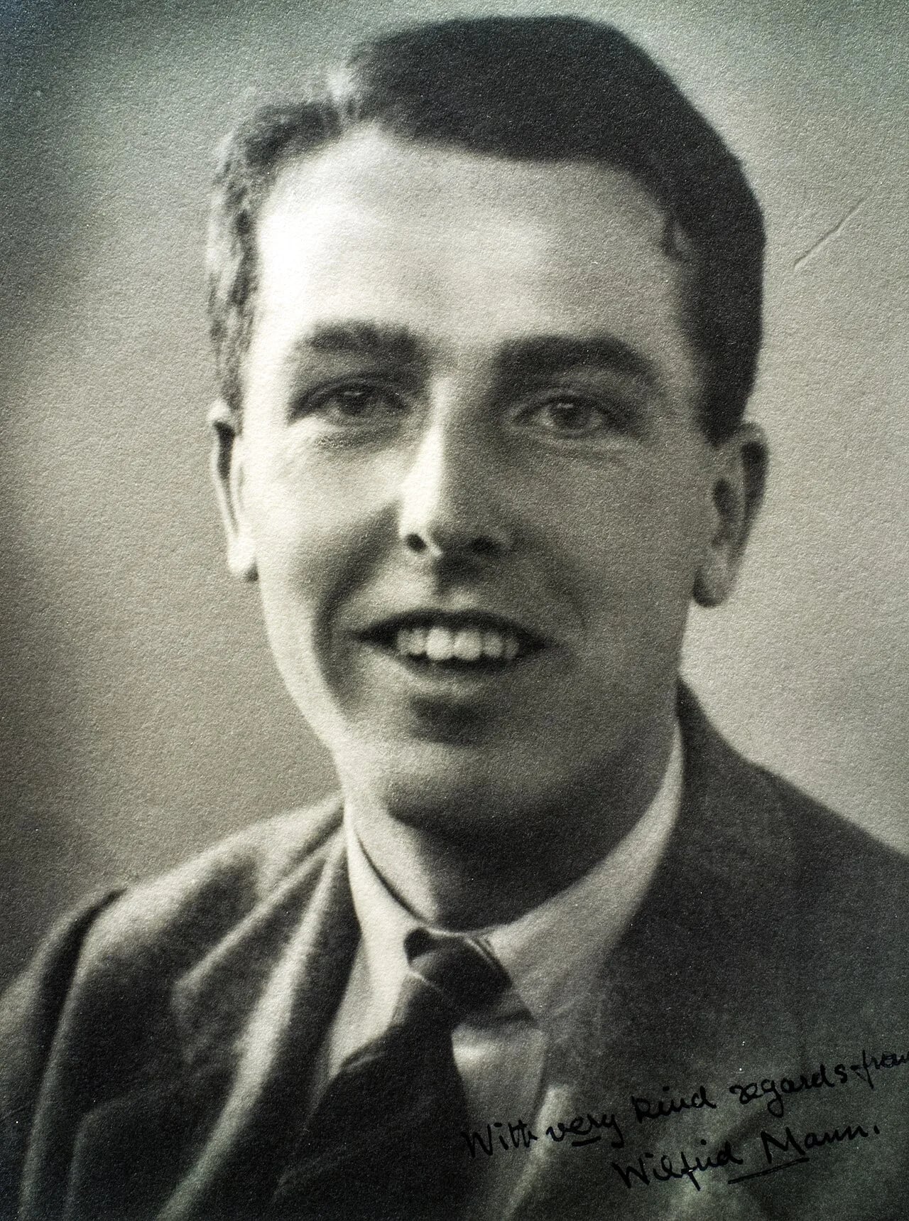 Porträt von Wilfrid Basil Mann (1908–2001) – Gedenkseite