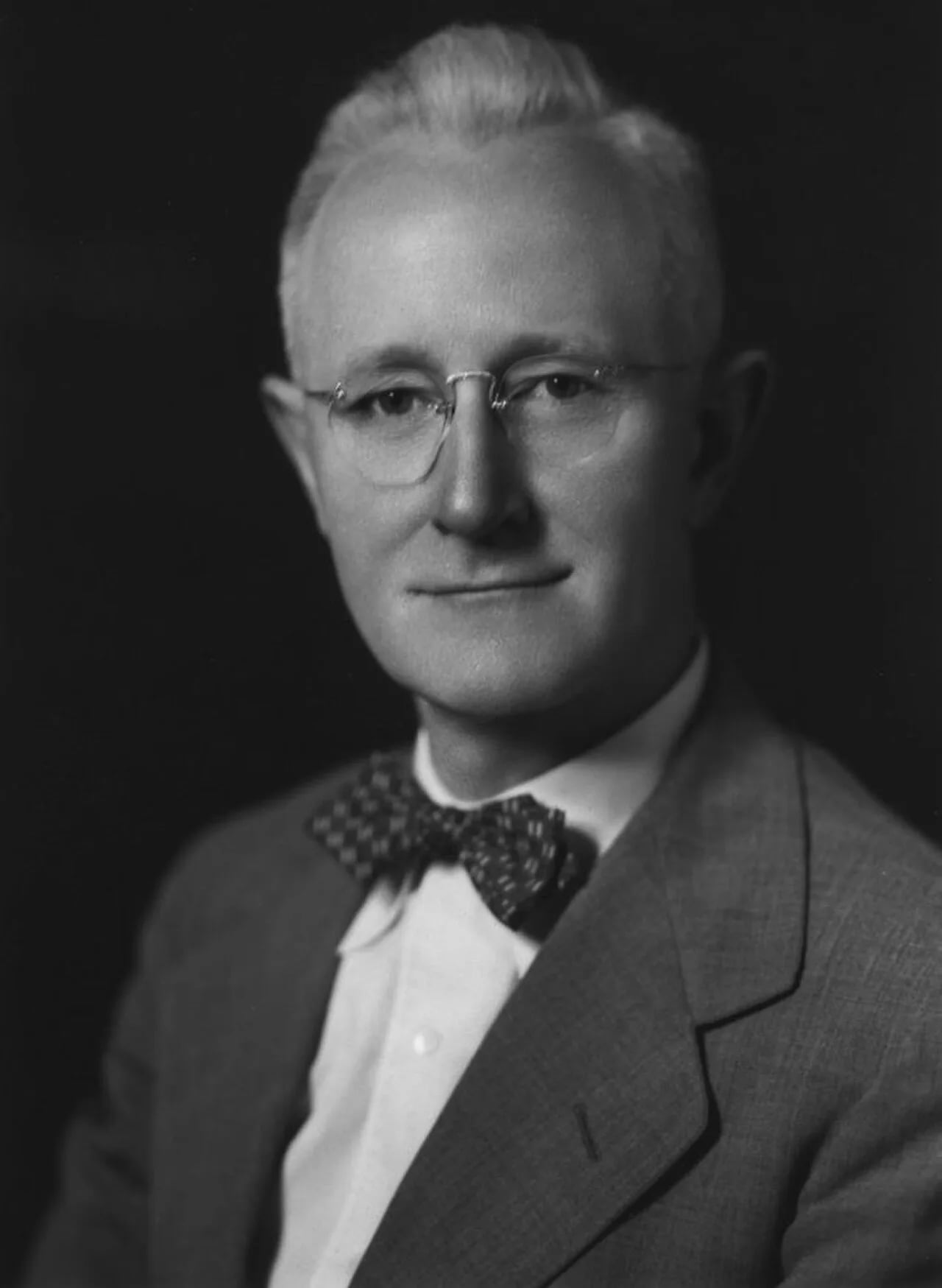 Portrait of Wilmot Hyde Bradley (1899–1979) – memorial page