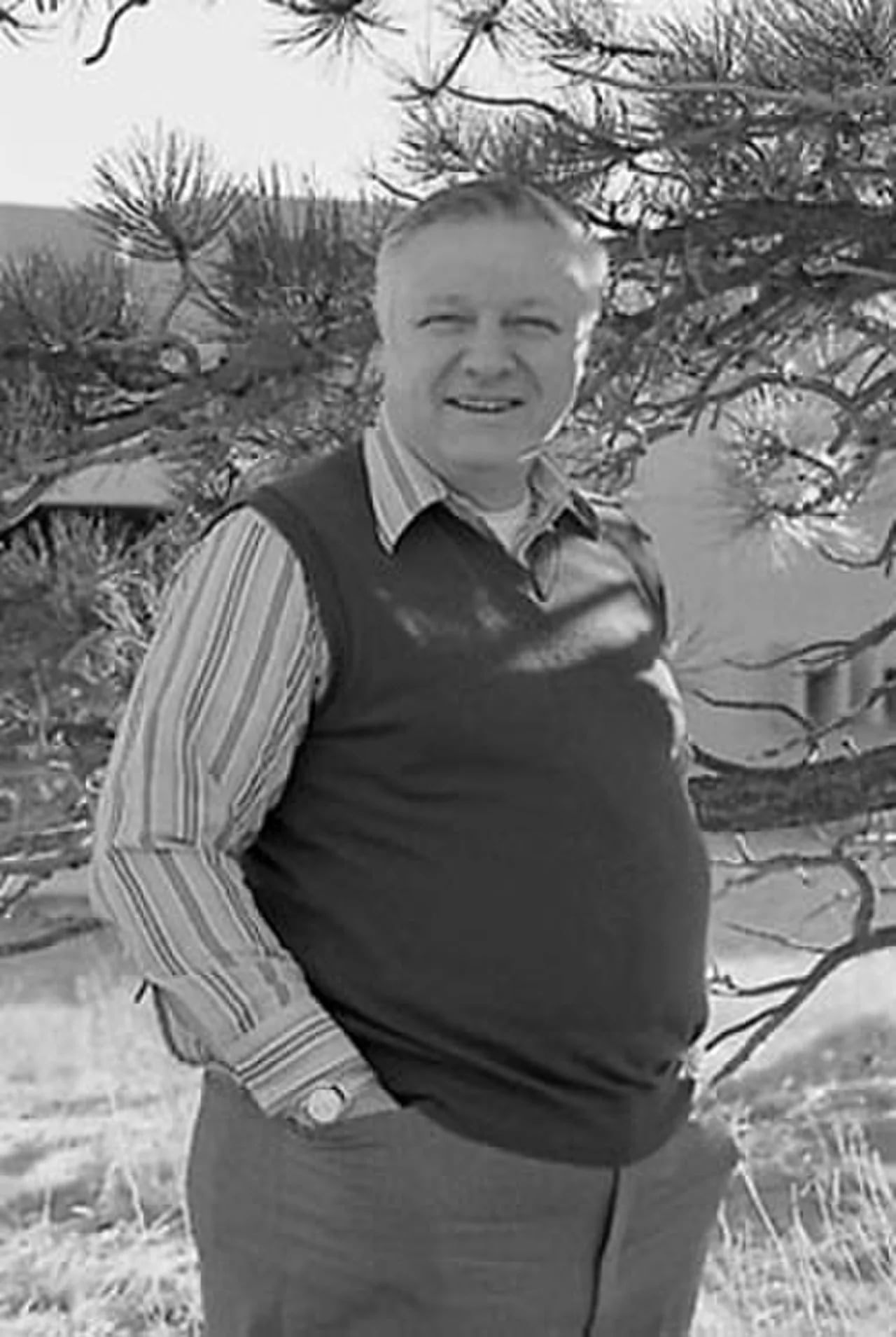 Portrait of Wilmot N. Hess (1926–2004) – memorial page