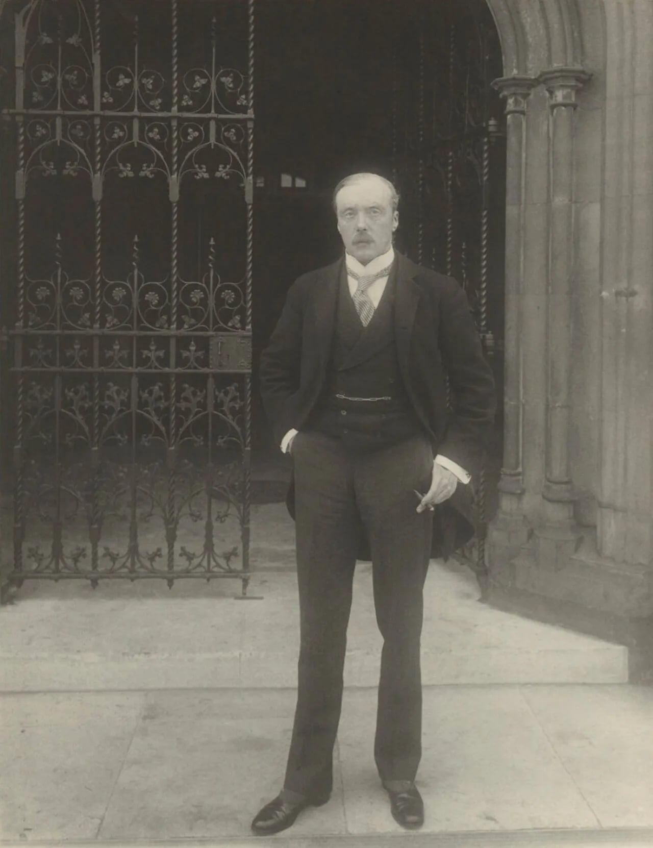 Portrait of Windham Wyndham-Quin, 5th Earl of Dunraven and Mount-Earl (1857–1952) – memorial page