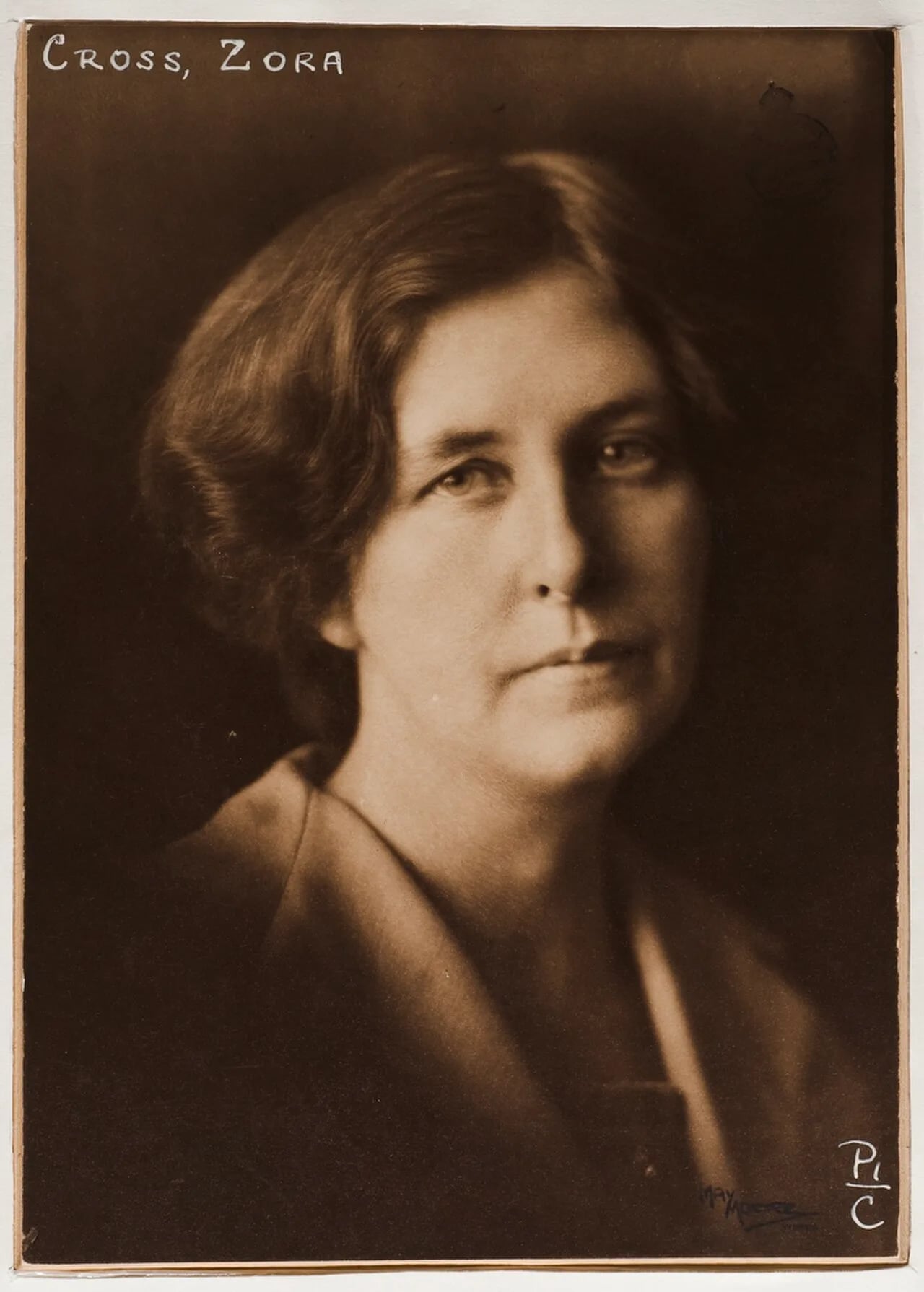 Porträt von Zora Cross (1890–1964) – Gedenkseite