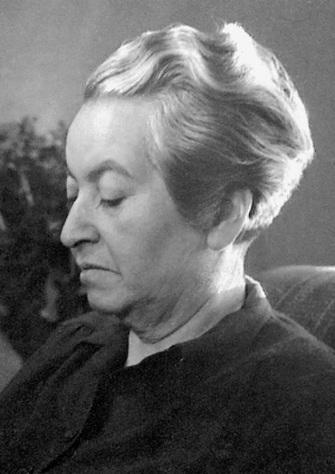 Portrait of Gabriela Mistral (1889–1957) – memorial page