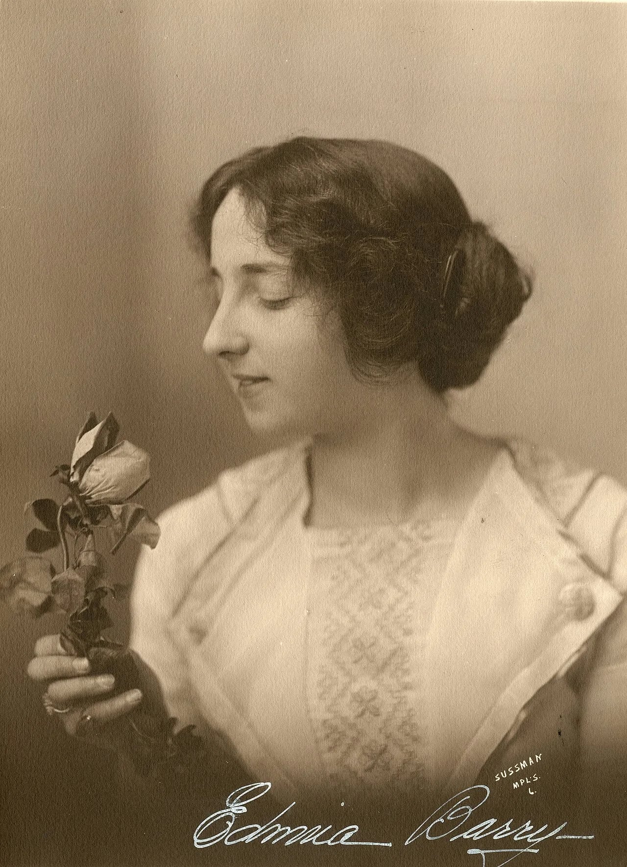 Portrait of Edwina Barry (1886–1988) – memorial page