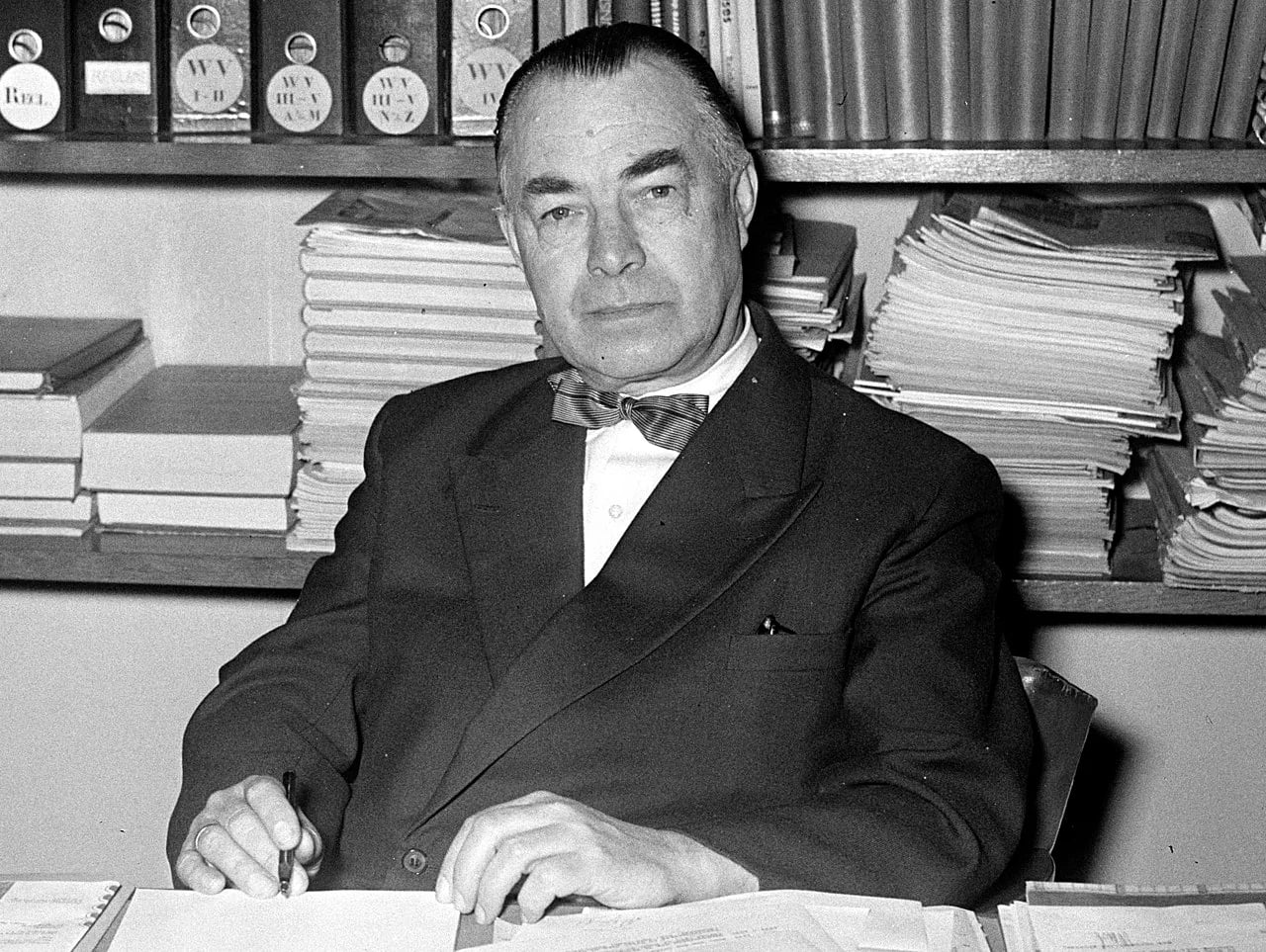 Portrait of Bernard Bijvoet (1889–1979) – memorial page