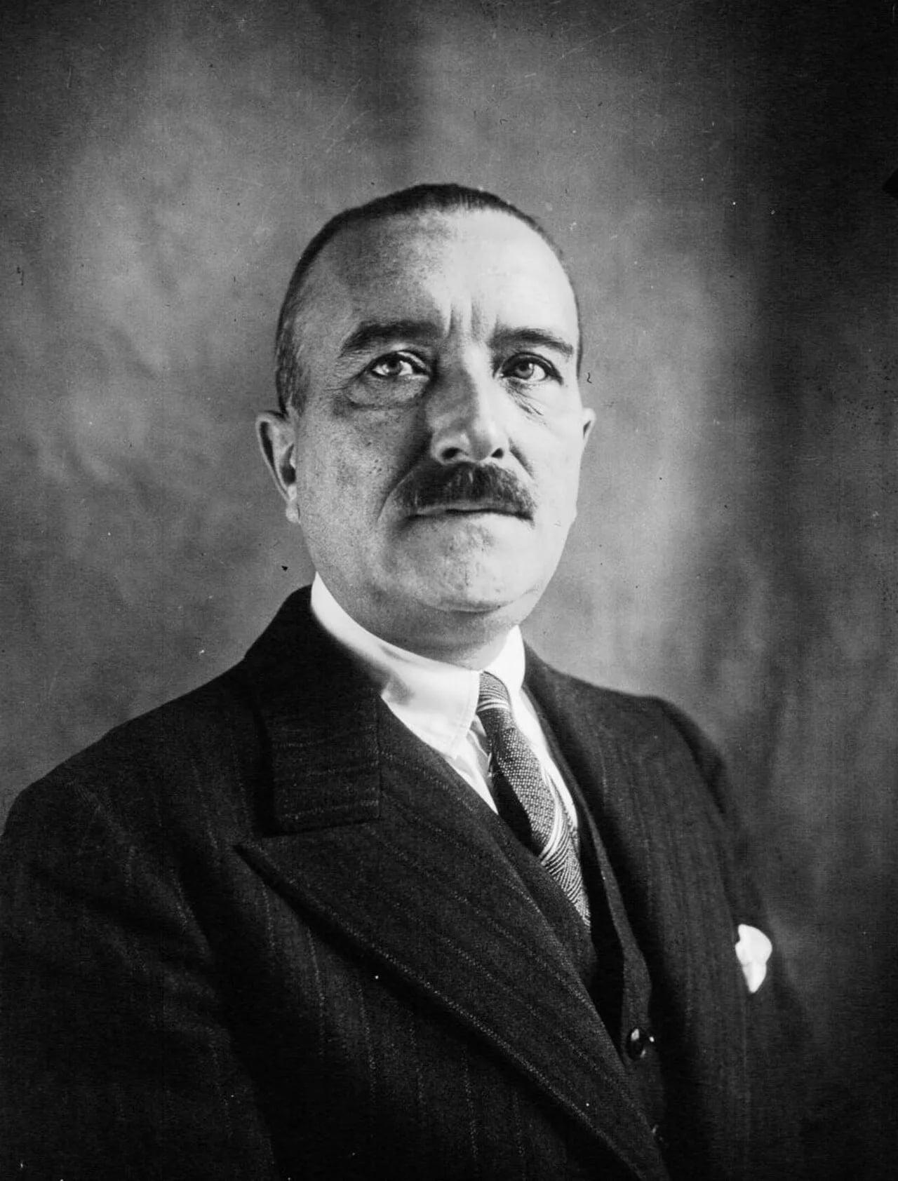 Porträt von Henri Patenôtre-Desnoyers (1883–1958) – Gedenkseite