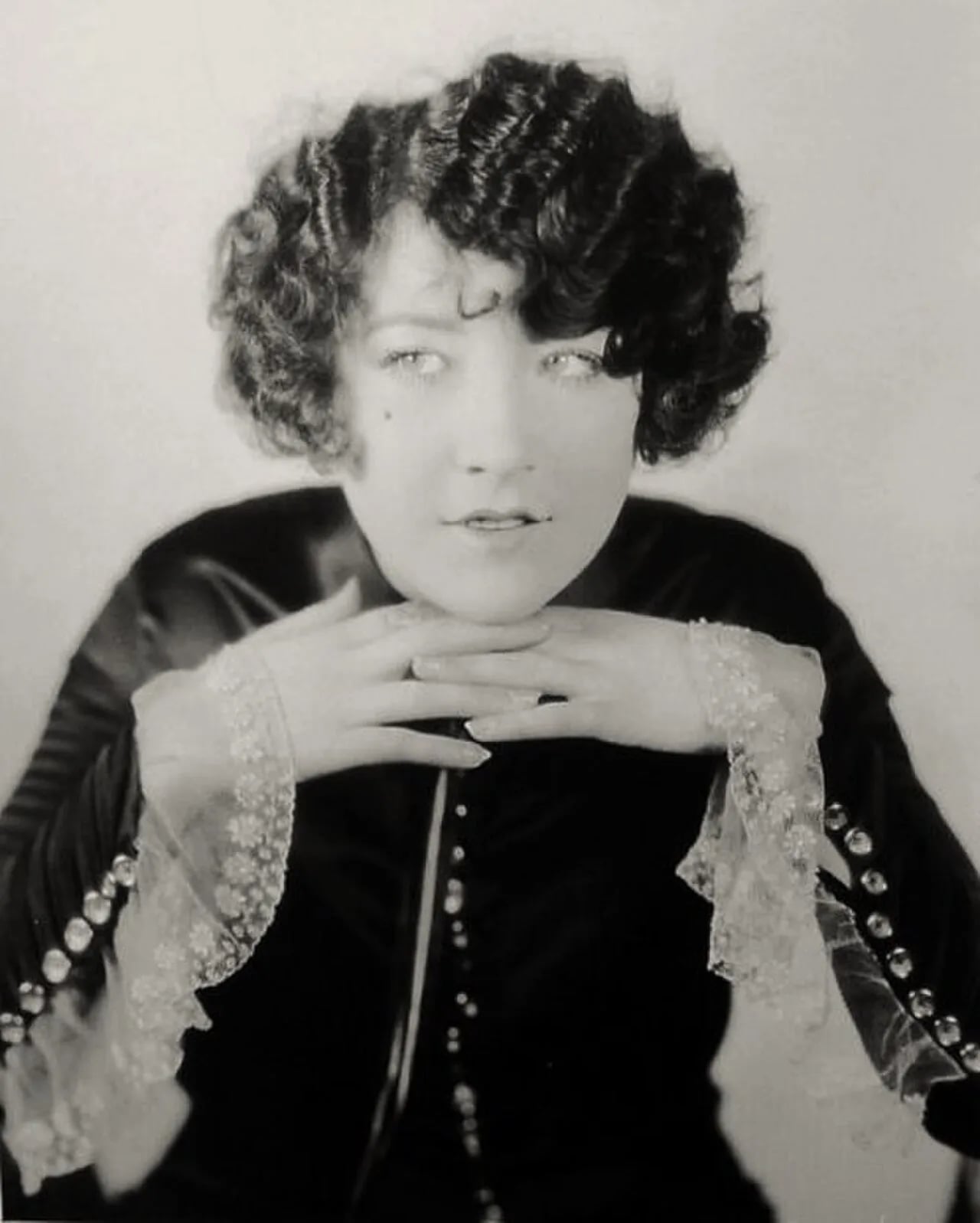 Porträt von Yola d'Avril (1906–1984) – Gedenkseite