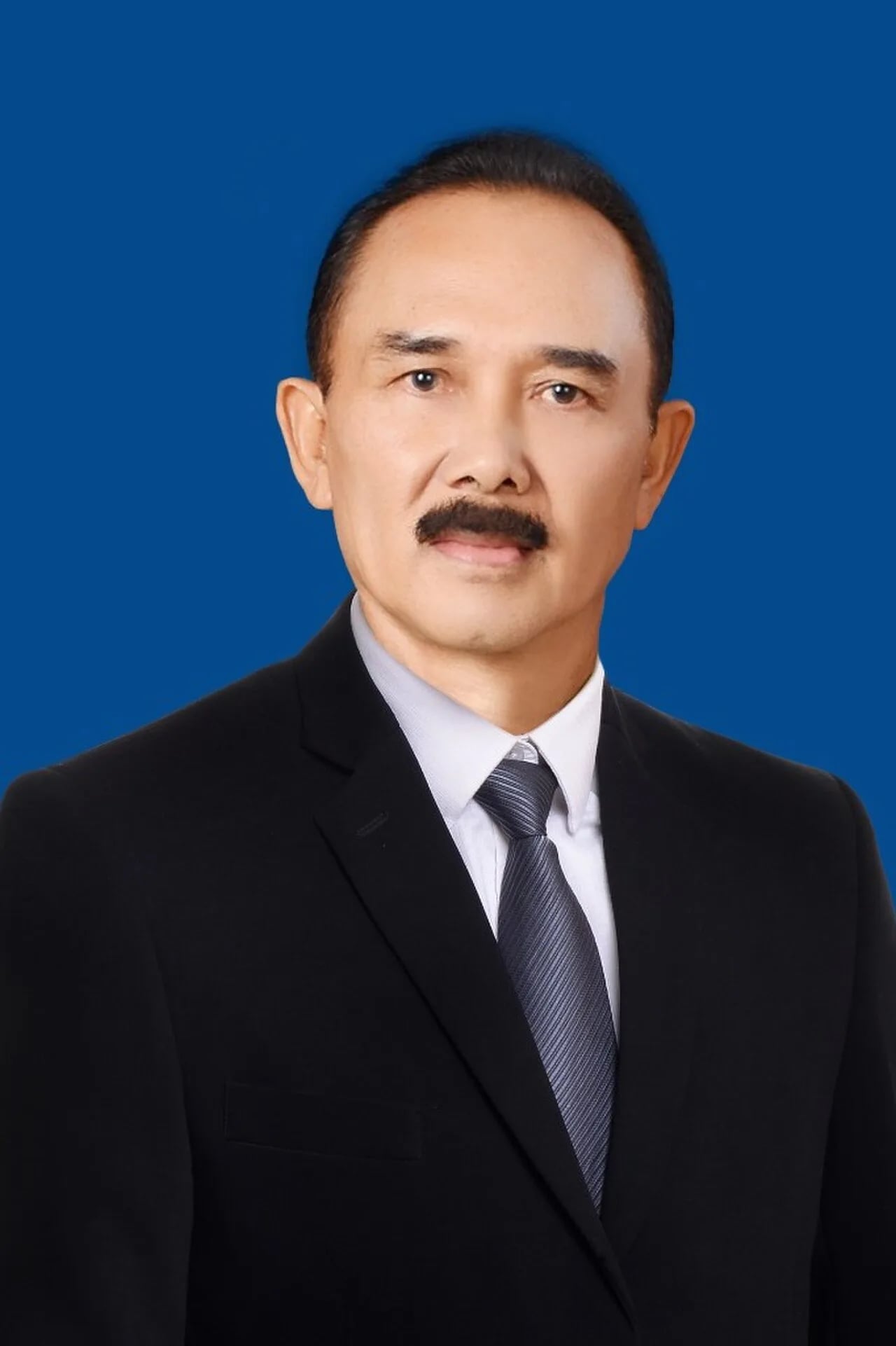 Porträt von Umar Sanusi (1962–2025) – Gedenkseite