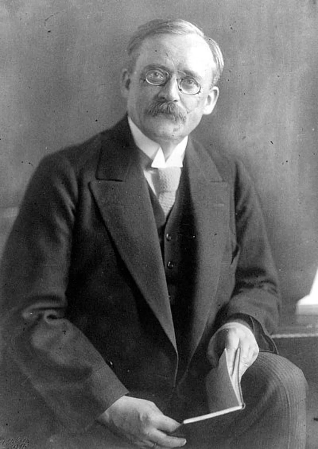 Portrait of Otto Hintze (1861–1940) – memorial page