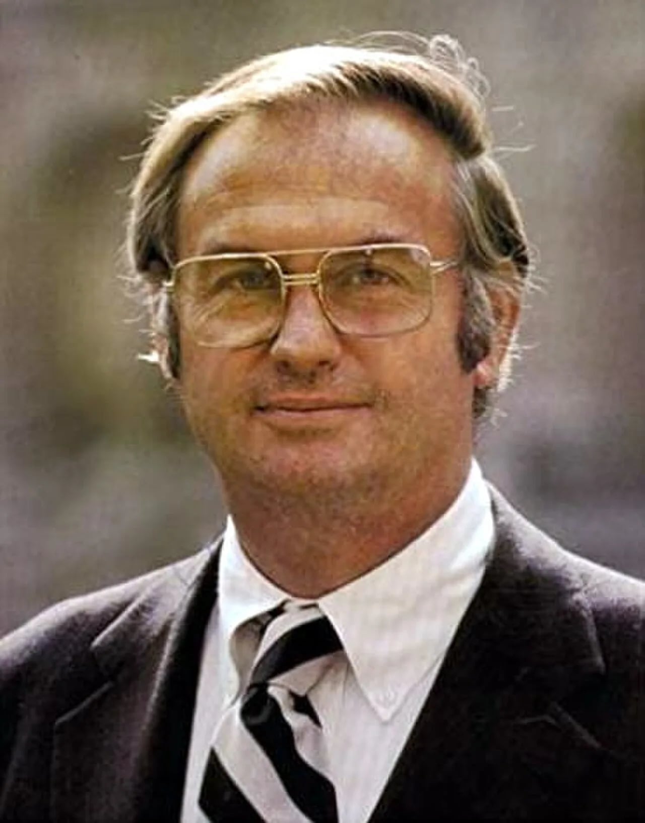 Porträt von Lowell P. Weicker (1931–2023) – Gedenkseite