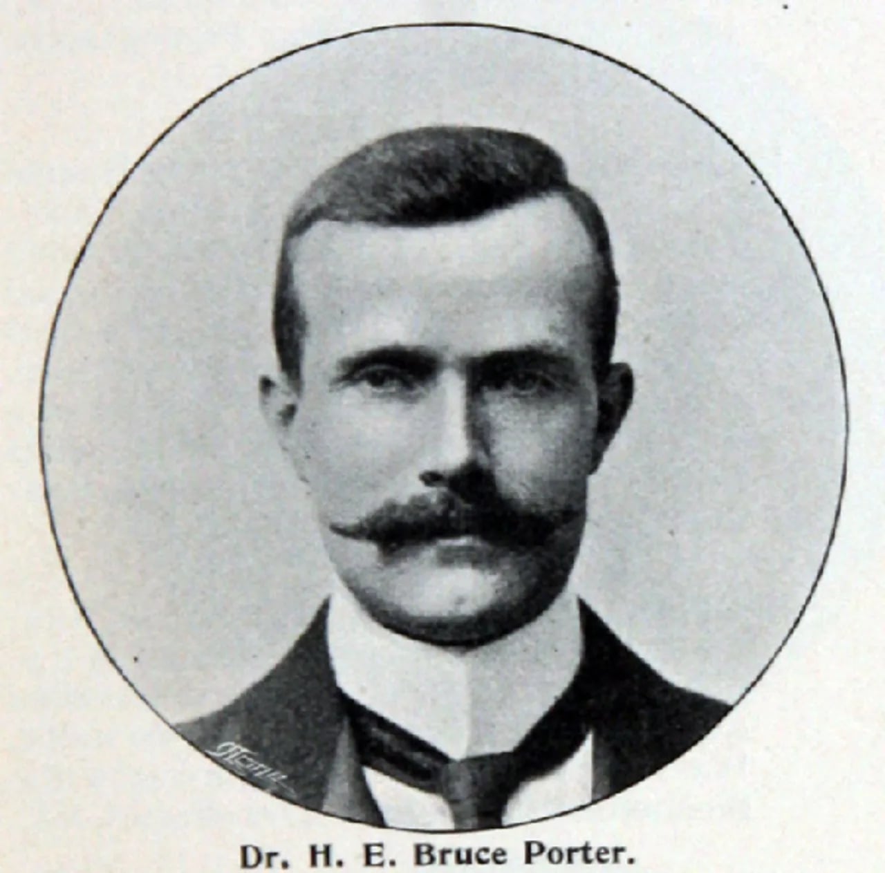 Porträt von H. E. B. Bruce-Porter (1869–1948) – Gedenkseite