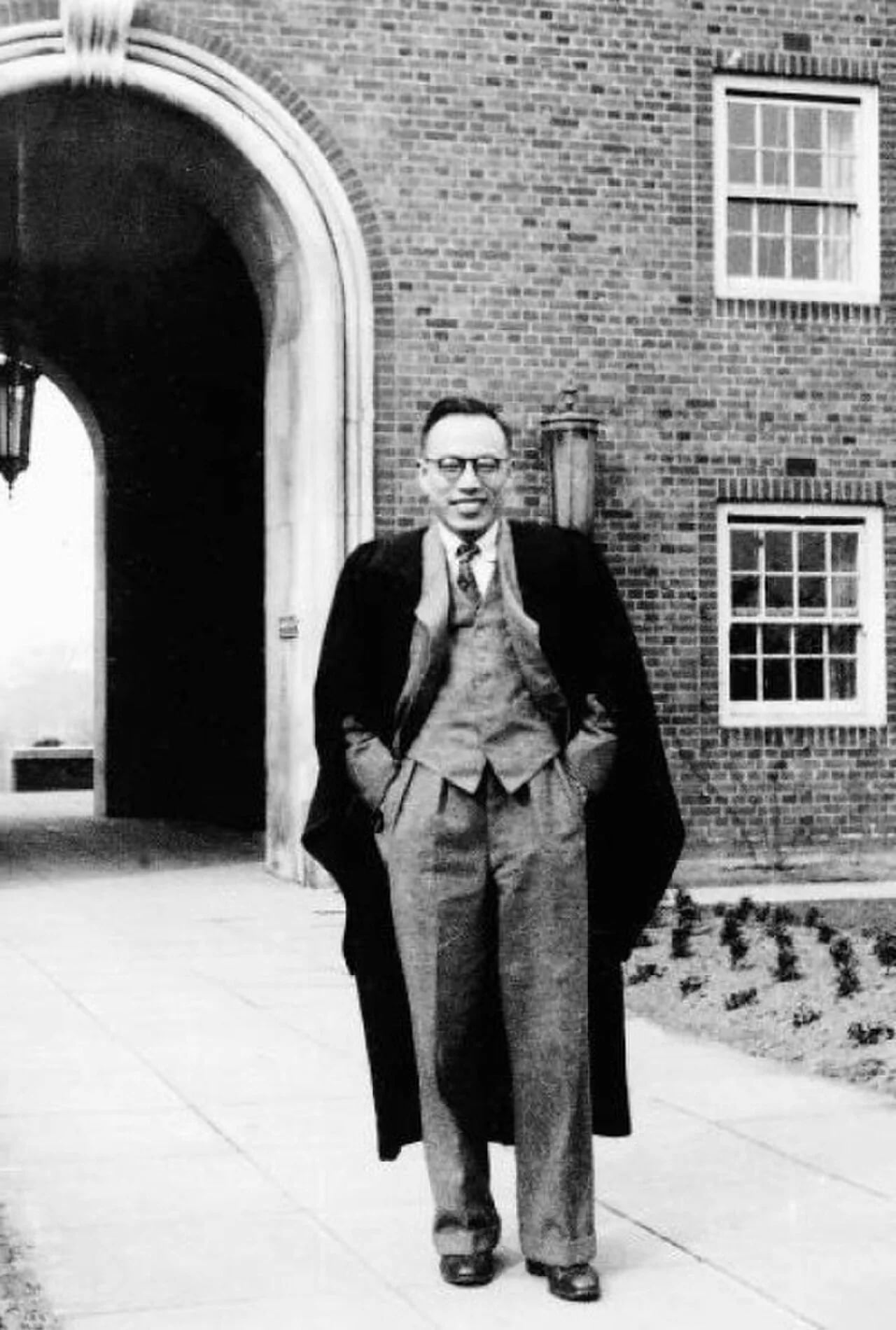 Portrait of Hou Renzhi (1911–2013) – memorial page