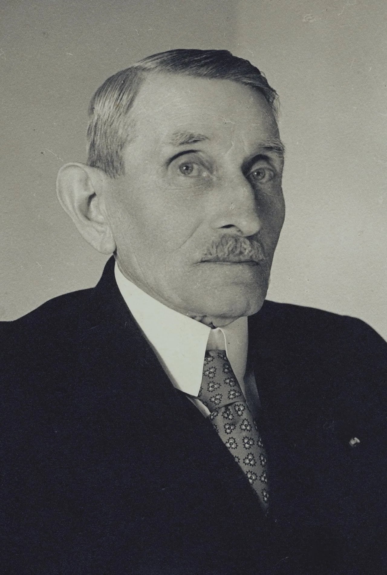 Porträt von Pandeli Evangjeli (1859–1949) – Gedenkseite