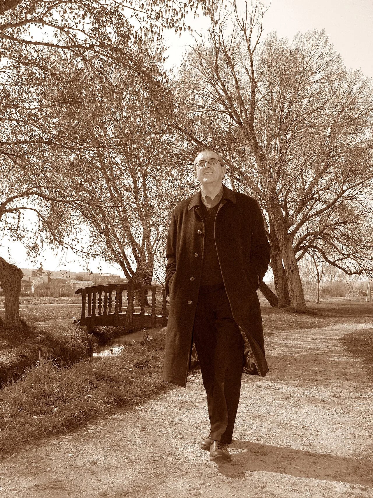Portrait of Roberto Herreros (1948–2023) – memorial page