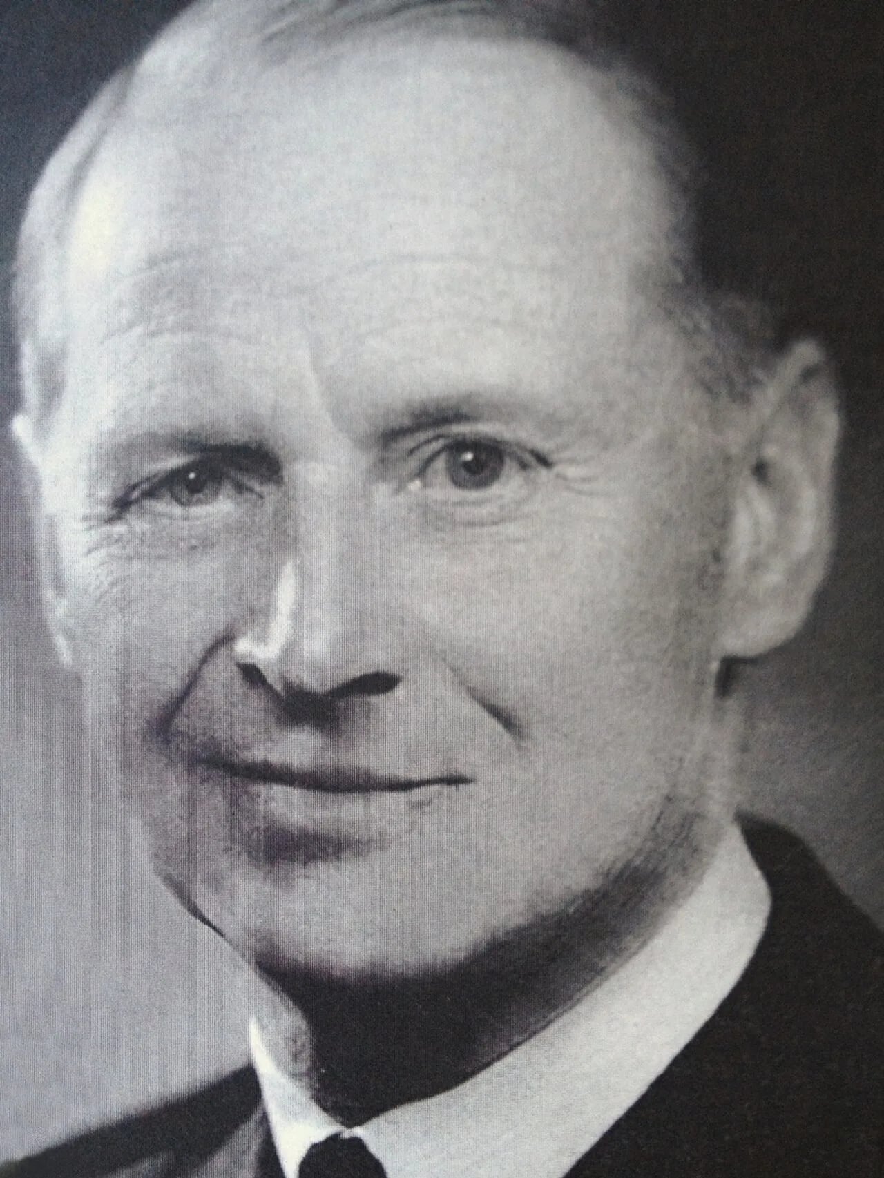 Porträt von Brian Burnett (1913–2011) – Gedenkseite
