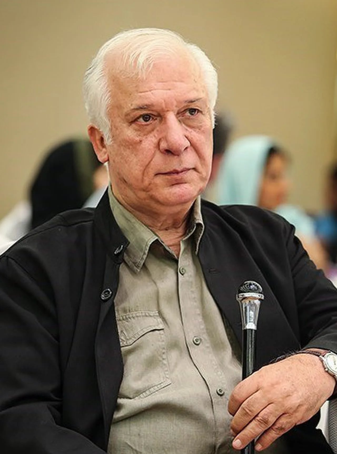 Porträt von Khosrow Sinai (1941–2020) – Gedenkseite