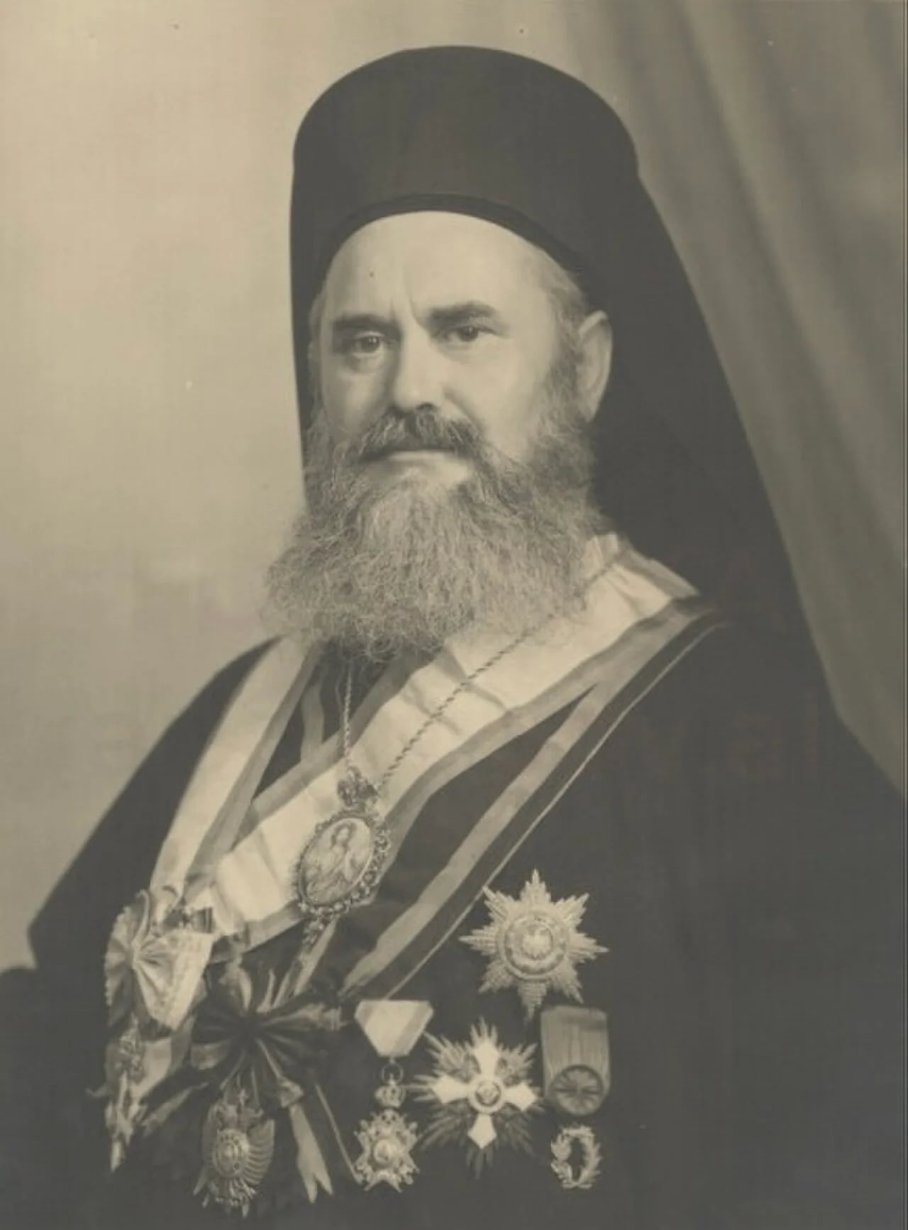 Porträt von Visarion Xhuvani (1890–1965) – Gedenkseite
