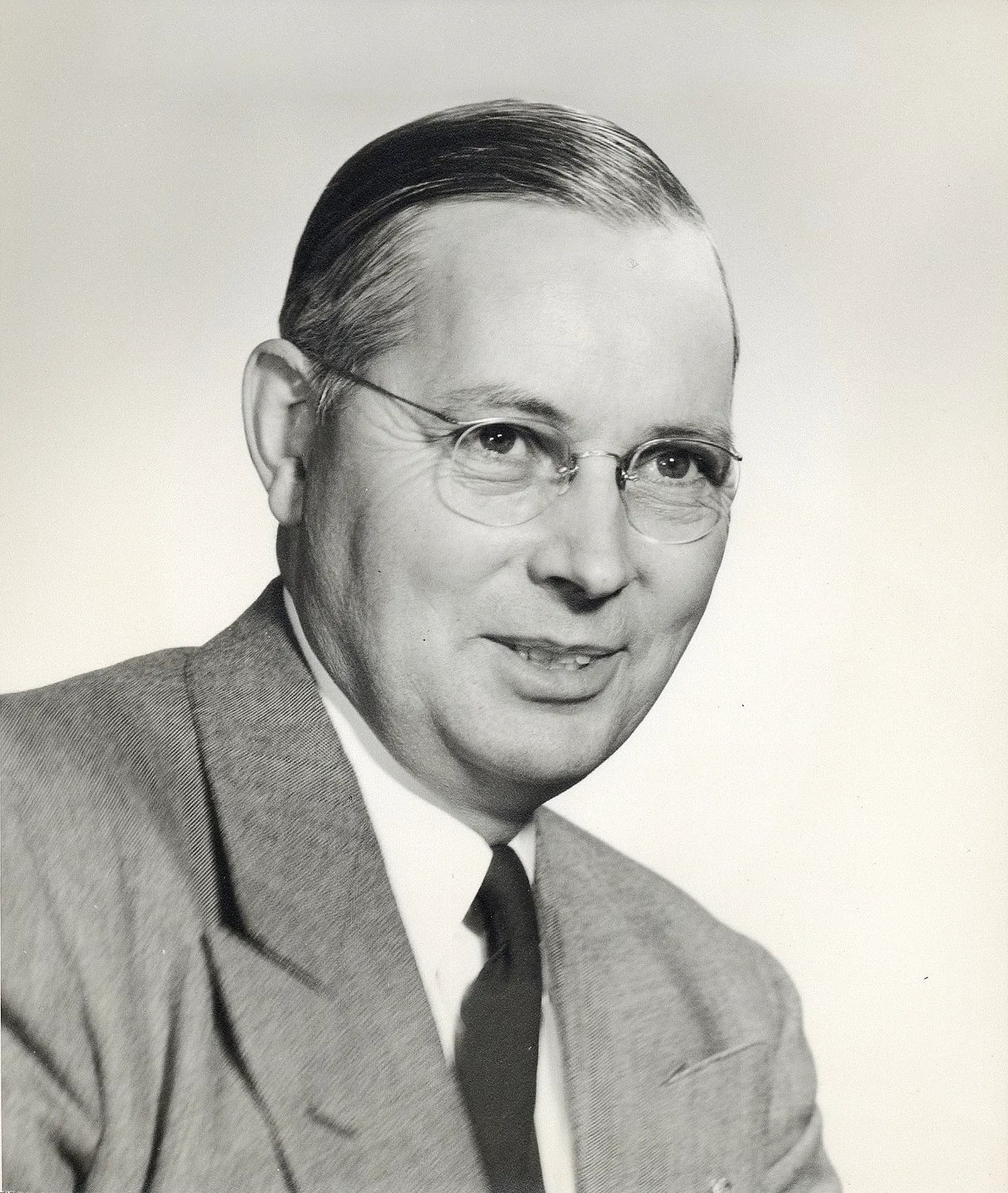 Portrait of Burton M. Cross (1902–1998) – memorial page