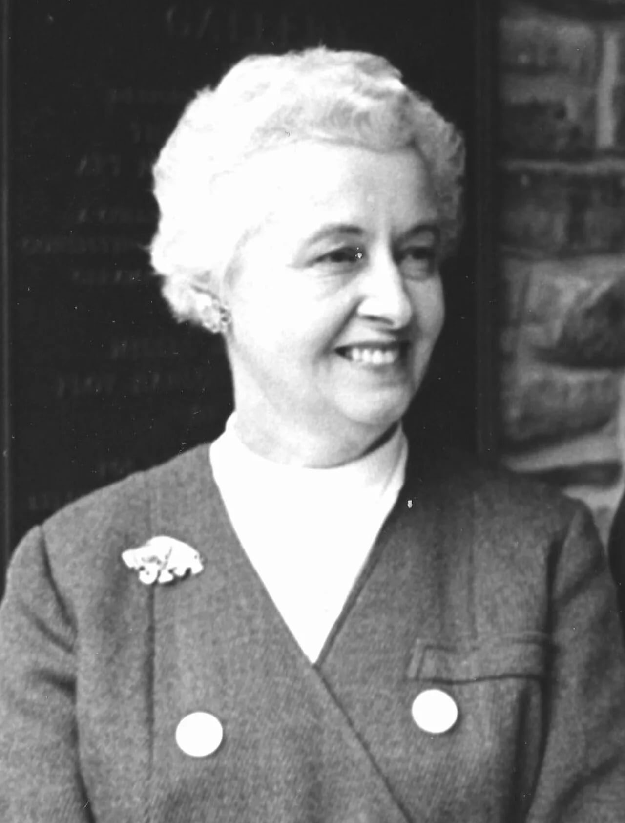 Portrait of Gwen Robinson Awsumb (1915–2003) – memorial page
