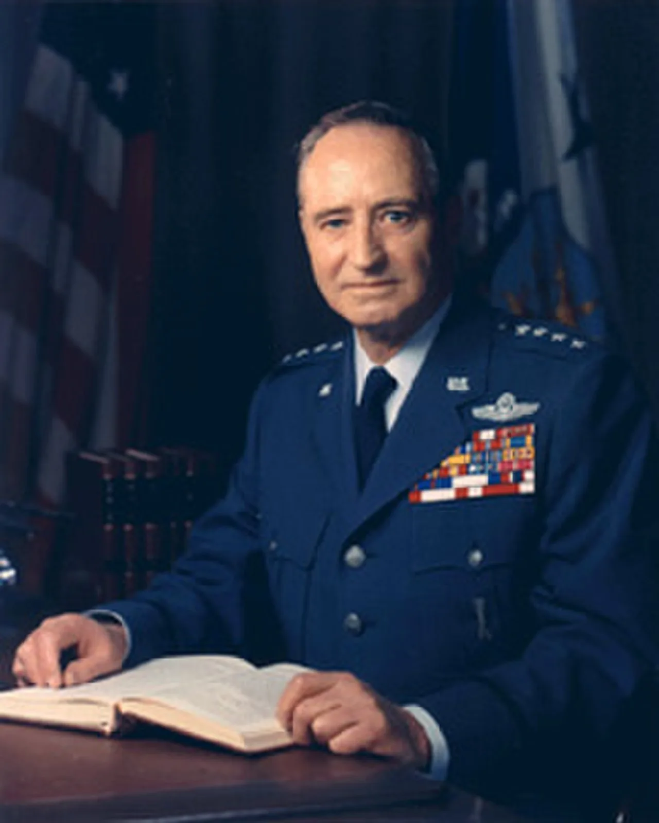 Porträt von John P. McConnell (1908–1986) – Gedenkseite