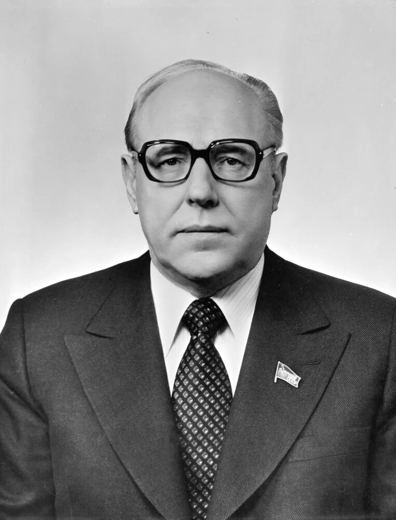 Porträt von Wiktor Michailowitsch Tschebrikow (1923–1999) – Gedenkseite