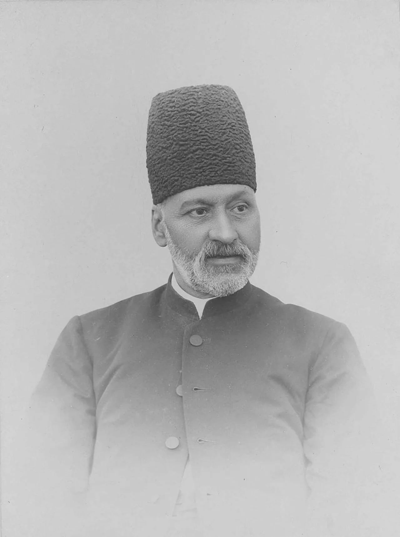 Porträt von Nasrollah Khan Moshir al Dowleh (1840–1907) – Gedenkseite