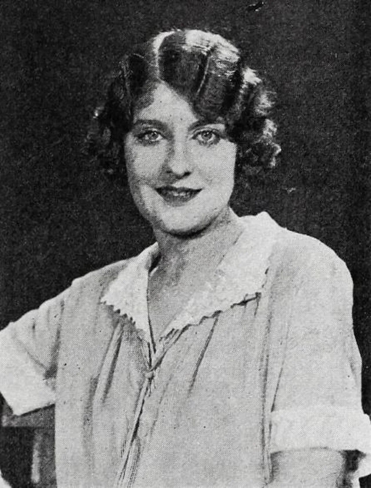 Portrait of Alyce Mills (1899–1990) – memorial page