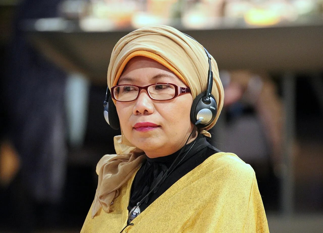 Portrait of Lily Yulianti Farid (1971–2023) – memorial page