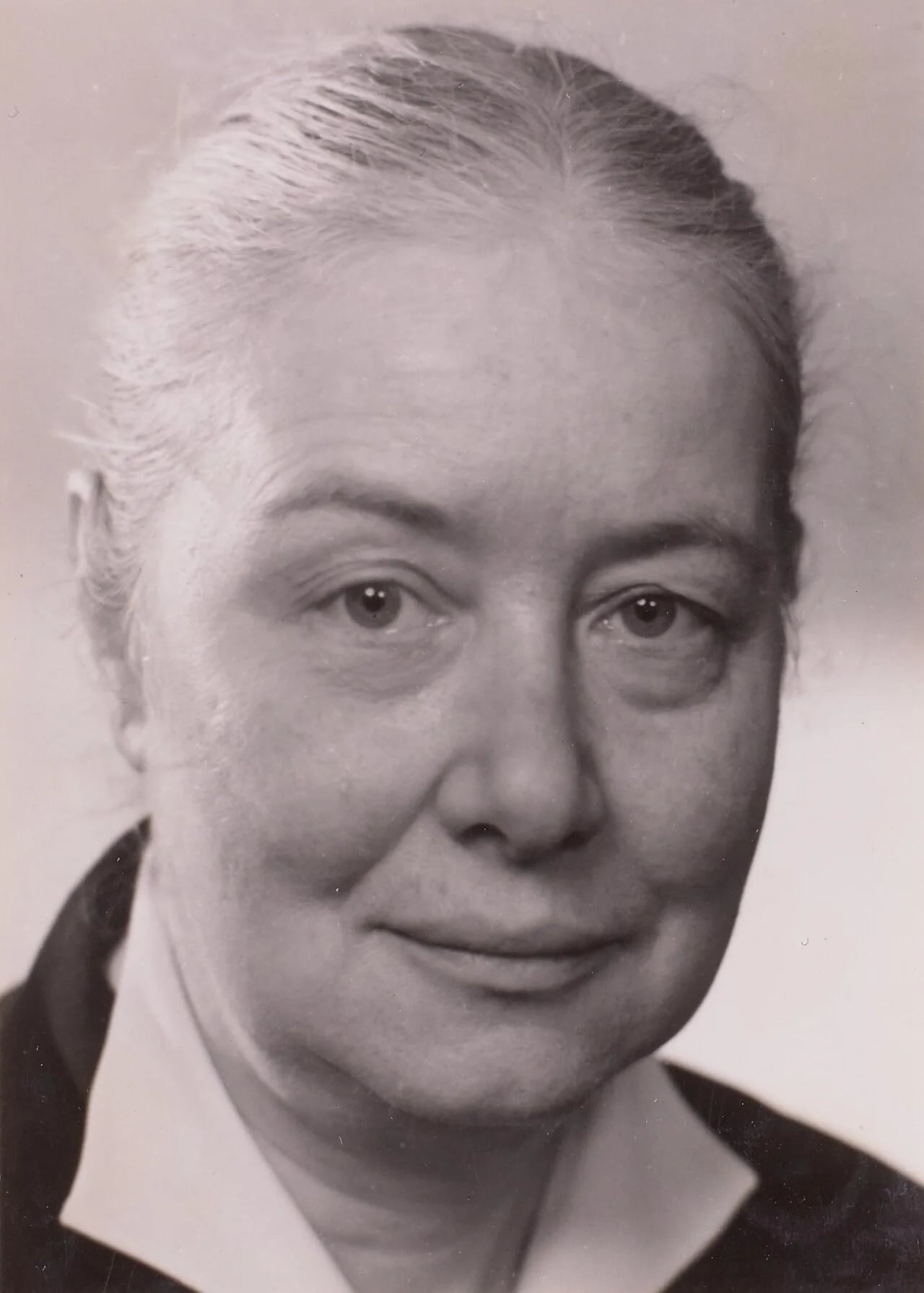Portrait of Liselotte Welskopf-Henrich (1901–1979) – memorial page