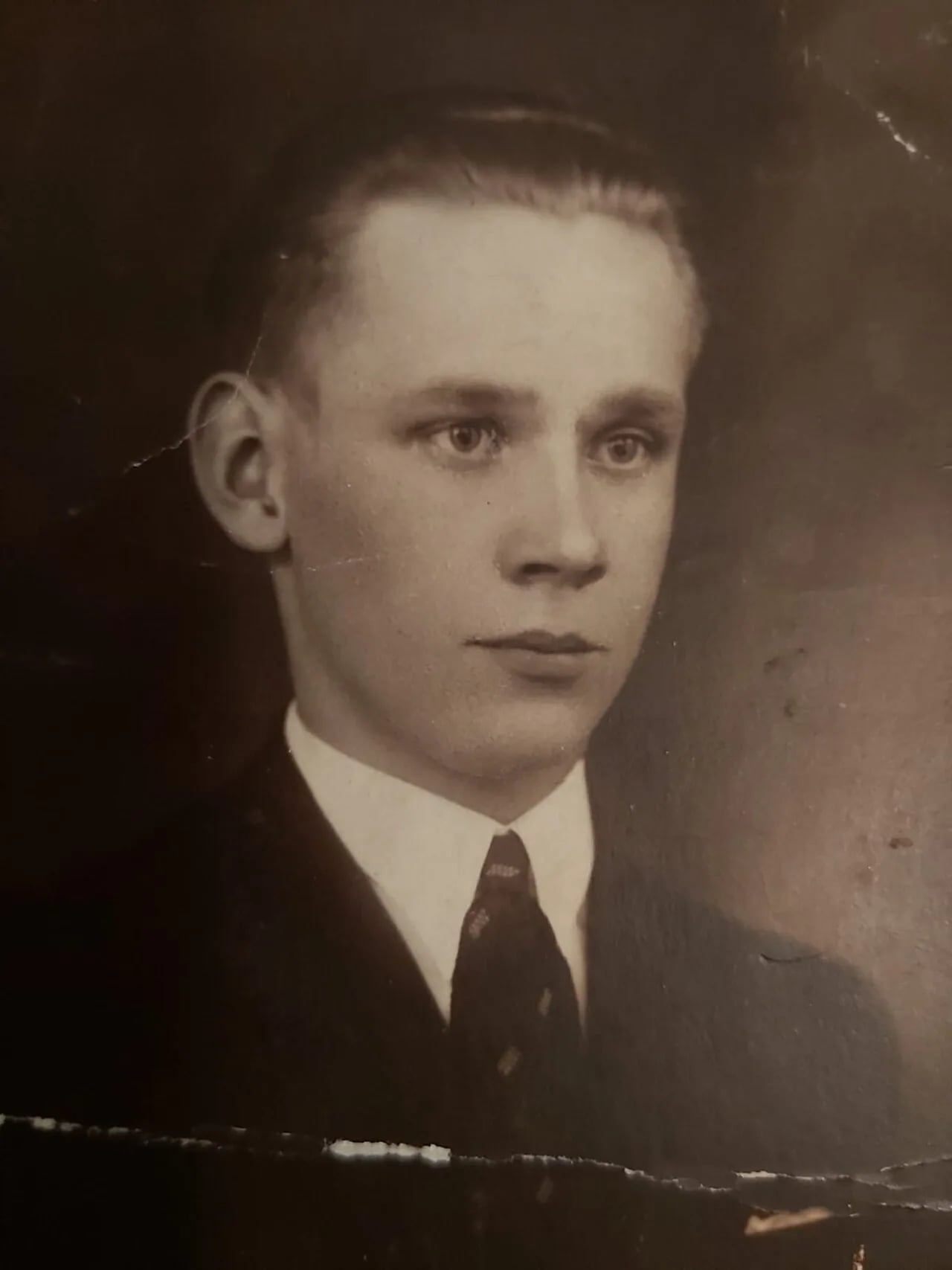 Portrait of Stanislaw Bronny (1916–1944) – memorial page
