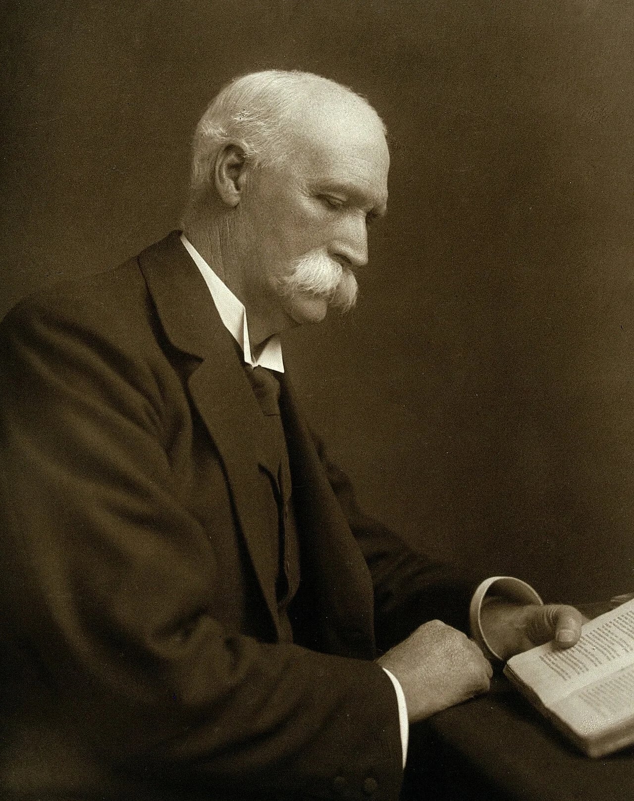 Portrait of William Macewen (1848–1924) – memorial page