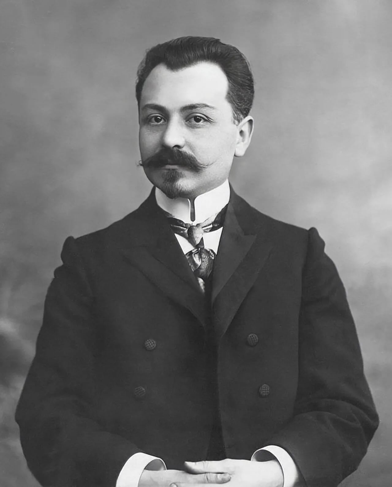 Porträt von Fətəli Xan Xoyski (1875–1920) – Gedenkseite