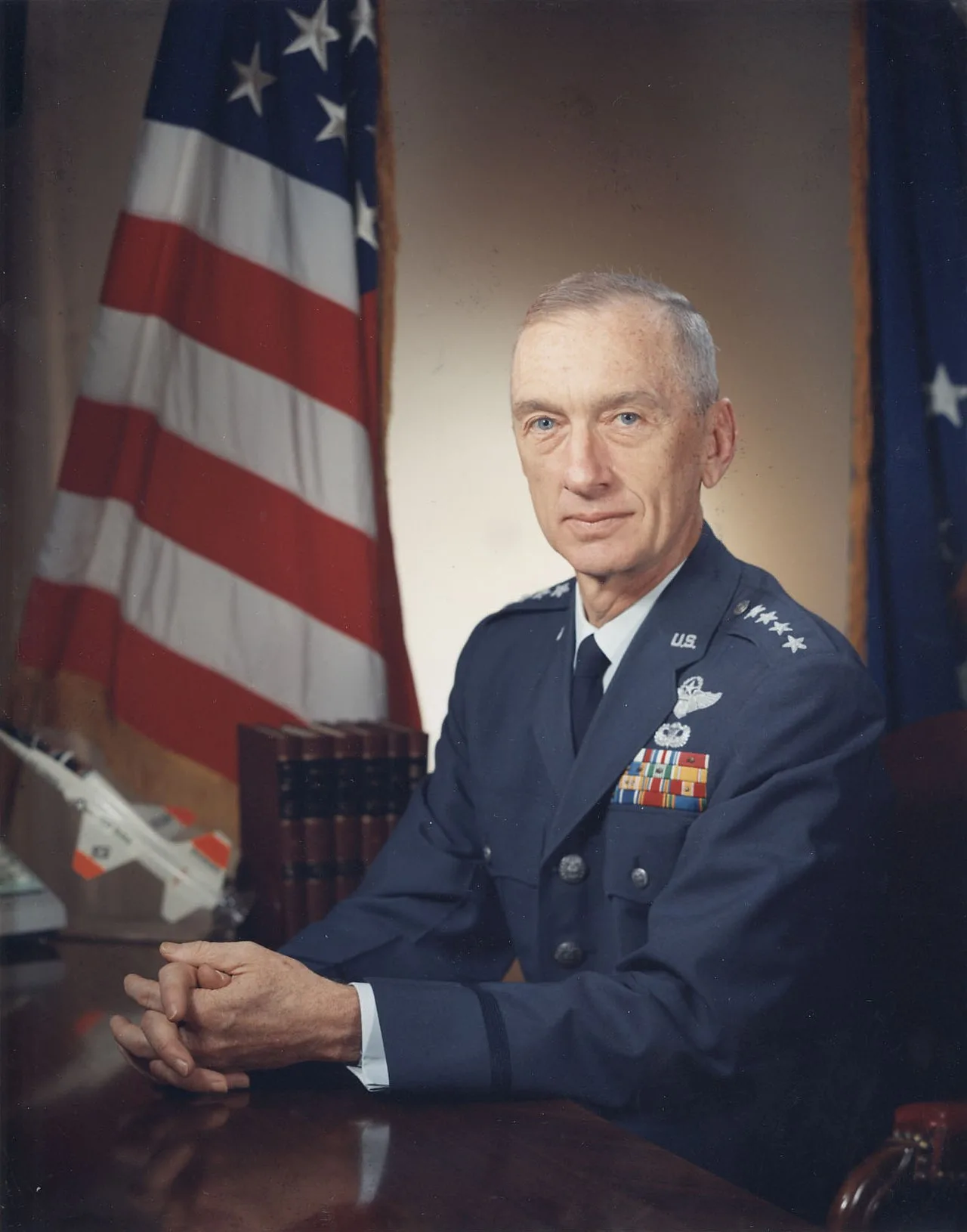 Porträt von Bruce K. Holloway (1912–1999) – Gedenkseite