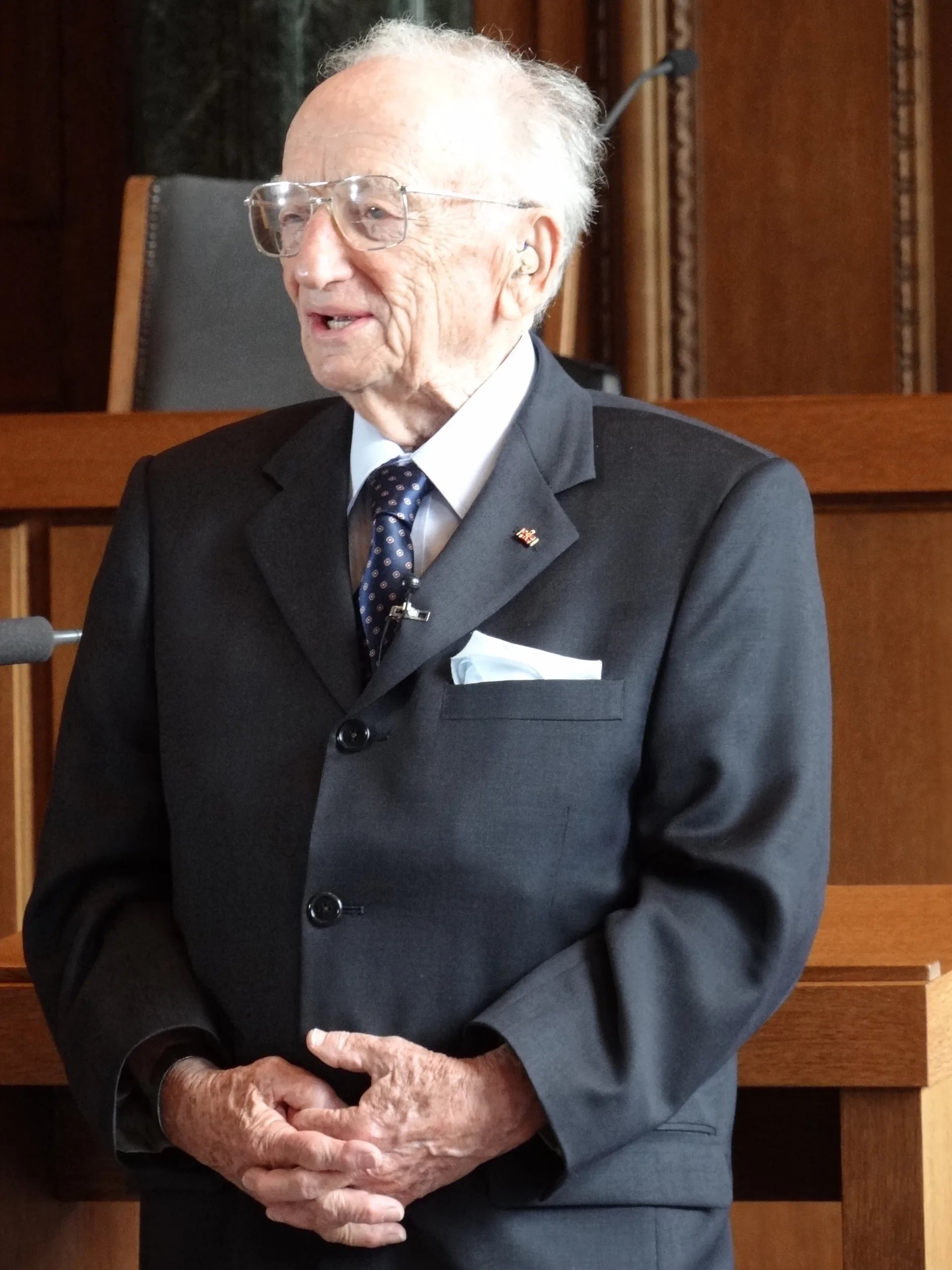Porträt von Benjamin Ferencz (1920–2023) – Gedenkseite