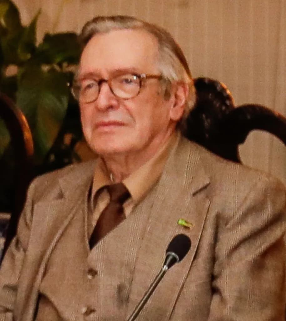 Olavo de Carvalho (née Olavo Luiz Pimentel de Carvalho)