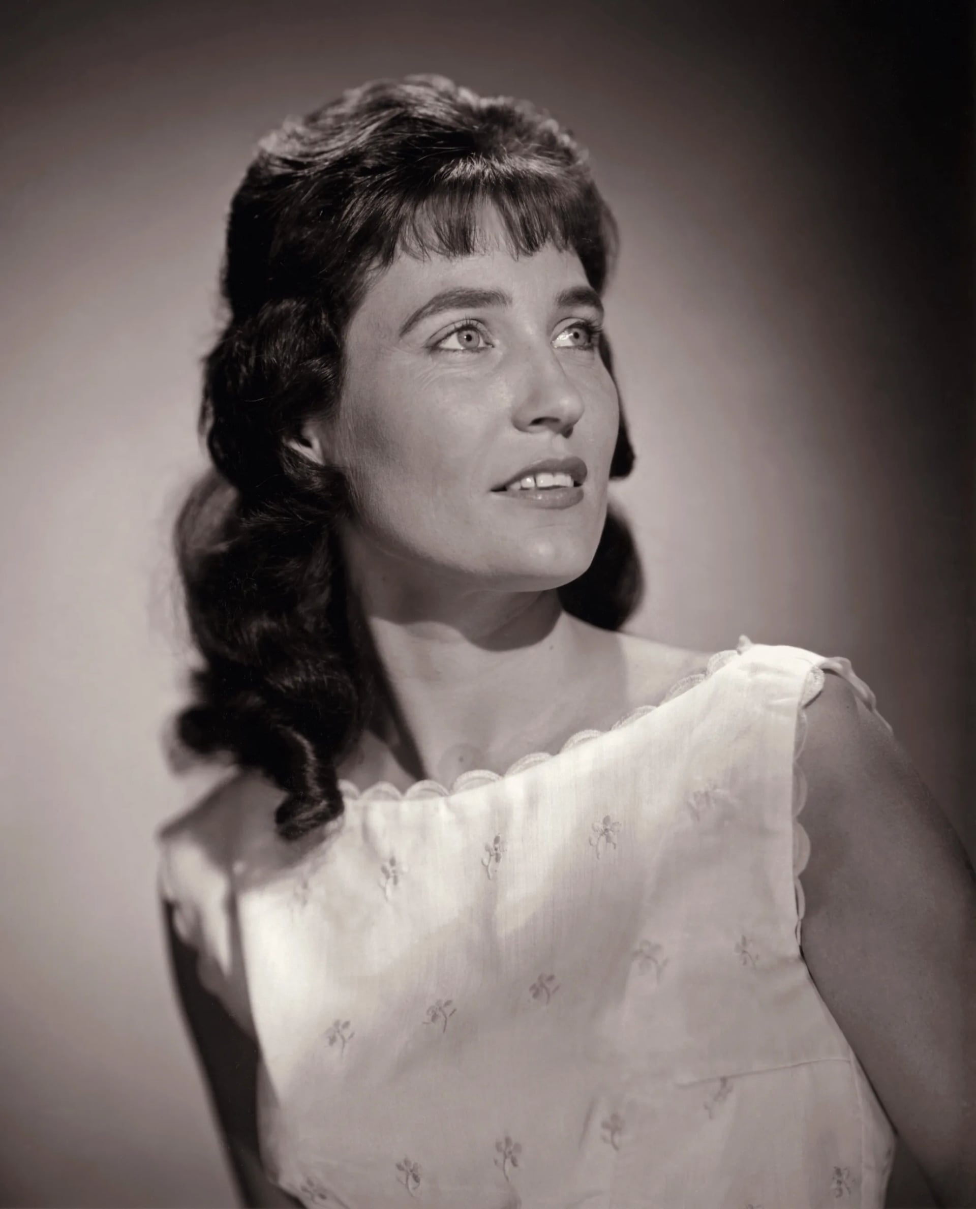 Portrait of Loretta Lynn (1932–2022) – memorial page
