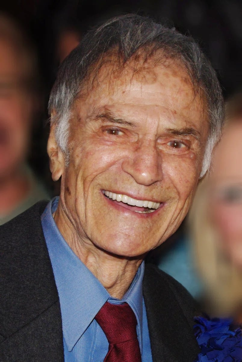 Portrait of Larry Storch (1923–2022) – memorial page