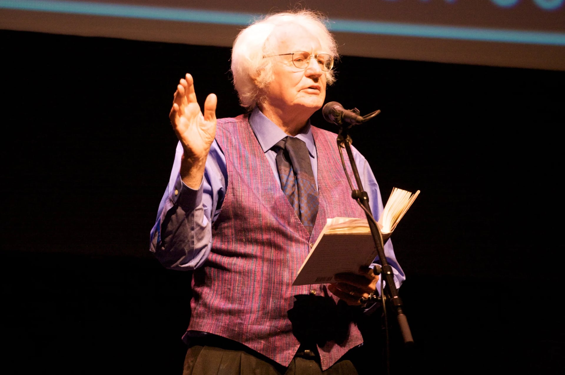 Porträt von Robert Bly (1926–2021) – Gedenkseite