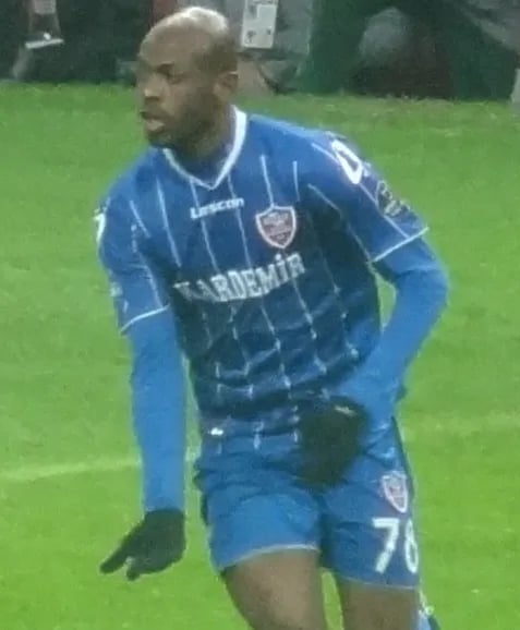 Porträt von Luton Shelton (1985–2021) – Gedenkseite