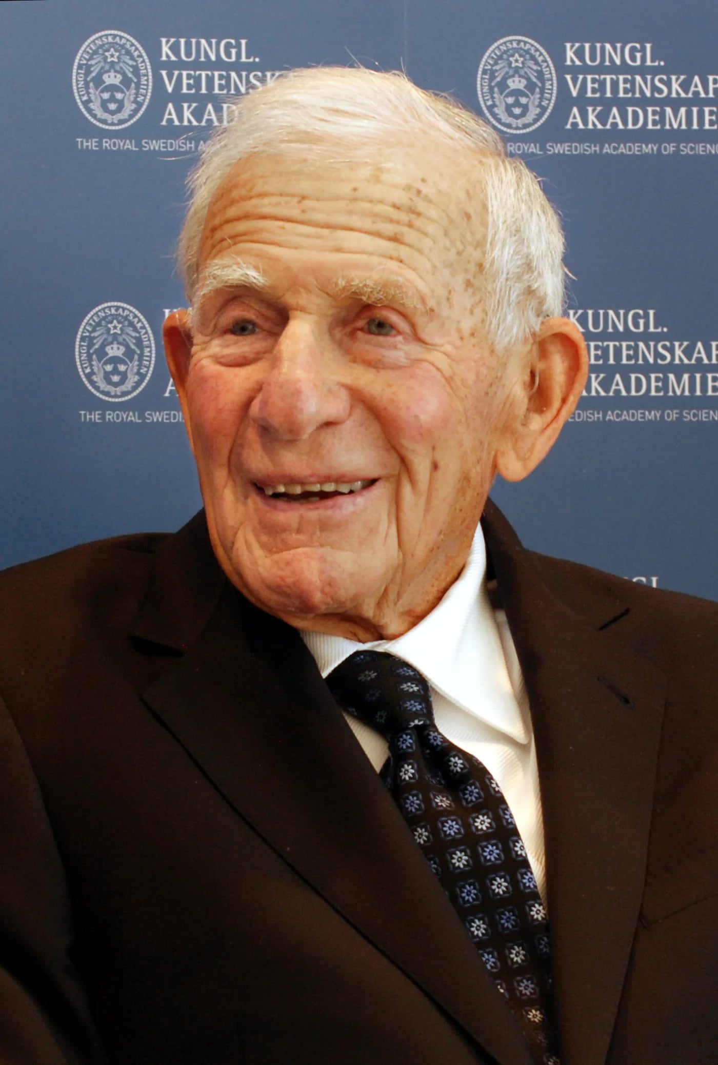 Porträt von Walter Munk (1917–2019) – Gedenkseite