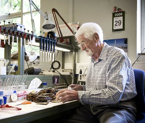 Porträt von Jens Christian Skou (1918–2018) – Gedenkseite