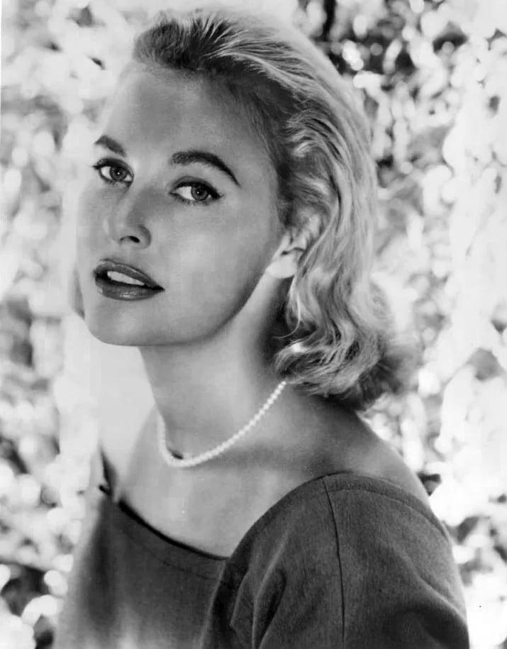 Portrait of Lola Albright (1924–2017) – memorial page