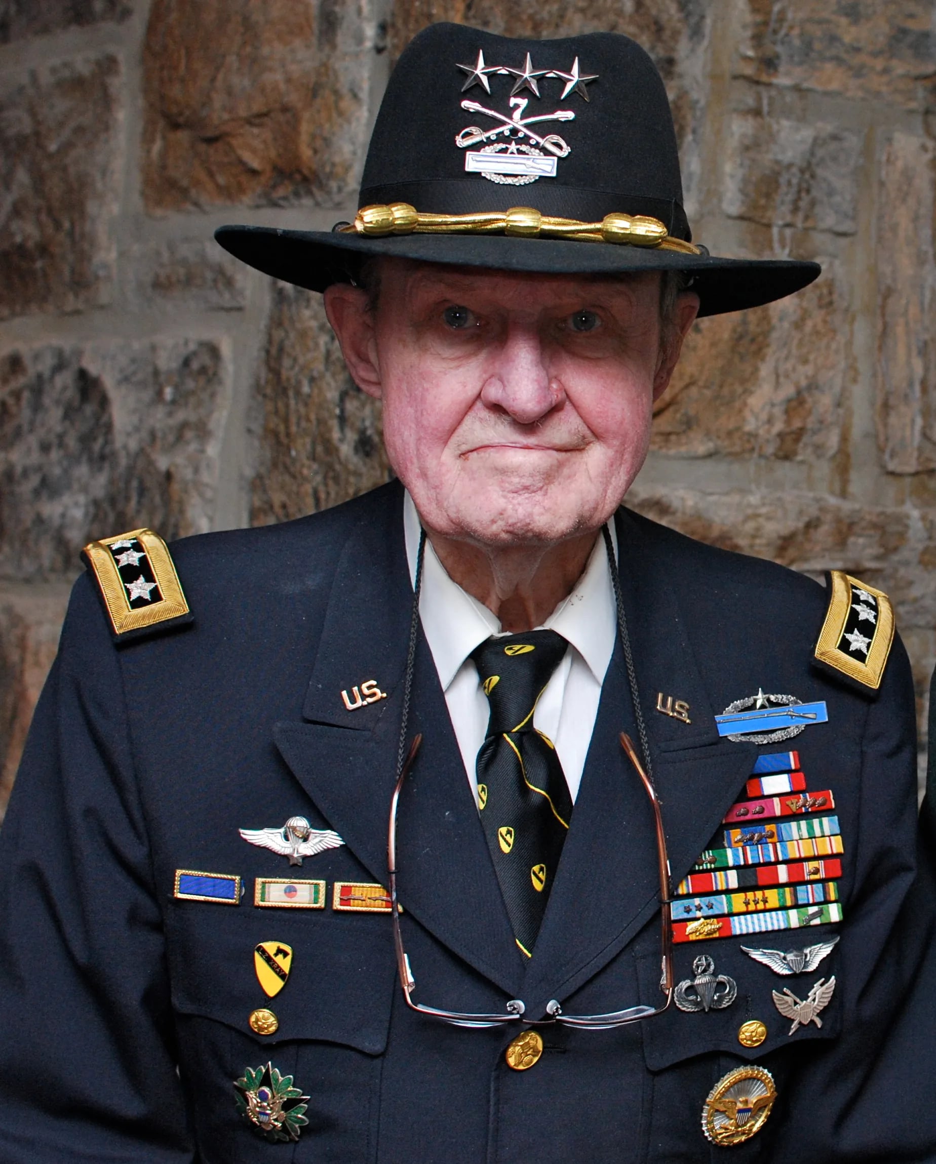 Portrait of Harold G. Moore (1922–2017) – memorial page