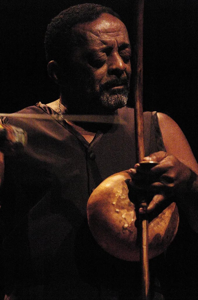 Porträt von Naná Vasconcelos (1944–2016) – Gedenkseite