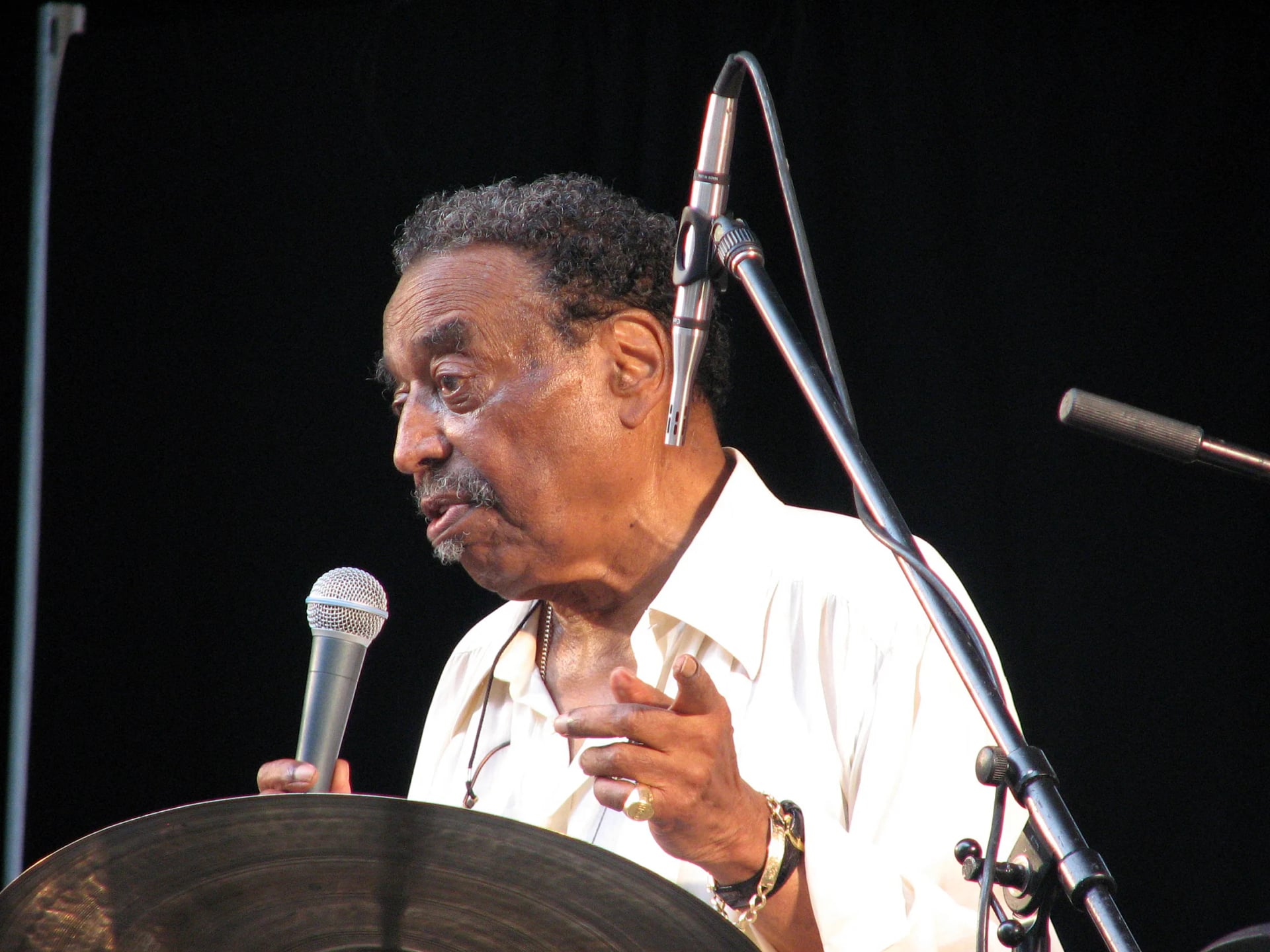 Porträt von Chico Hamilton (1921–2013) – Gedenkseite