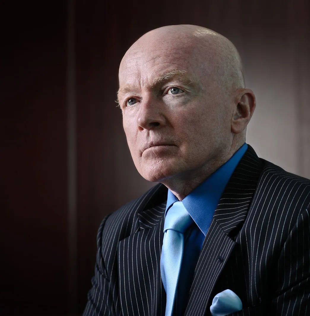 Porträt von Mark Mobius (1936–2026) – Gedenkseite