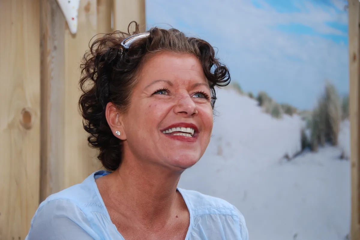 Portrait of Esther Roord (1965–2026) – memorial page
