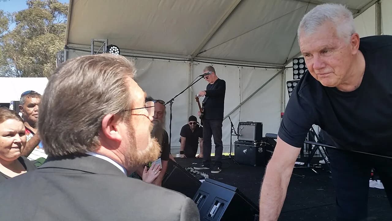 Memorial page of Derryn Hinch