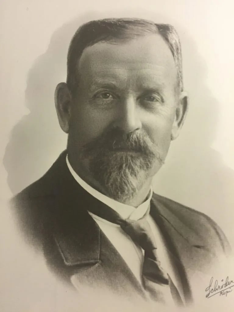 Portrait of Johan Arnt Mollan (1863–1945) – memorial page